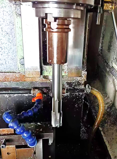 Mecanizado de un componente del compresor en una herramienta de la máquina