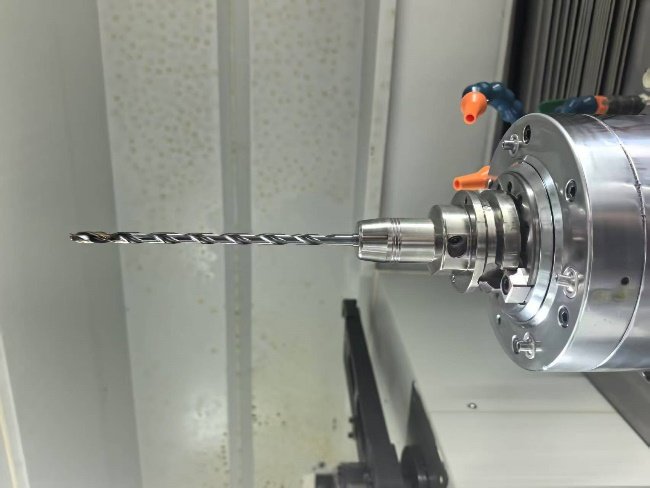 Perforación larga en una máquina herramienta